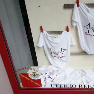Genova nel cuore, Le magliette in vendita allo Sportello URP in salita S. Caterina a Genova (1)