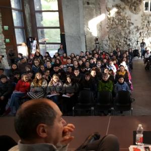 "Oltre il ponte, Partenza per l'ignoto" La platea di studenti