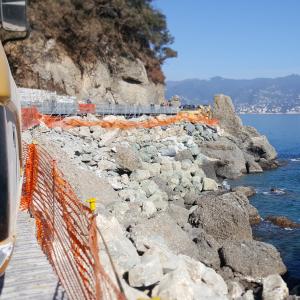 SP 227 di Portofino, la massicciata di scogli posata per la realizzazione della corsia 1 