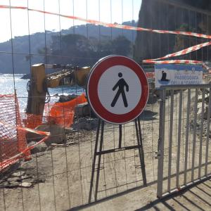 SP 227 di Portofino, la corsia per i mezzi di servizio e la passerella pedonale