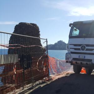 SP 227 di Portofino: il camion scarica i massi  per la costruzione della sede stradale (5)