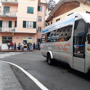 l'arrivo del bus con i sindaci 2