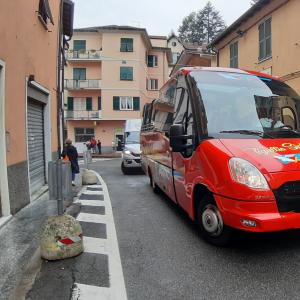 l'arrivo del bus con i sindaci 3