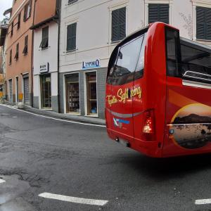 l'arrivo del bus con i sindaci 4