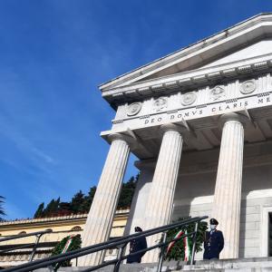 Cimitero di Staglieno, la deposizione delle corone, per rendere omaggio ai caduti di tutte le guerre