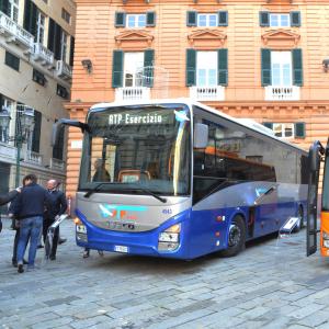 Presentati i nuovi mezzi ATP: i mezzi in Piazza Fontane Marose a Genova (2)