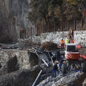 SP227 di Portofino: tecnici al lavoro con scavatore "ragno" (17)