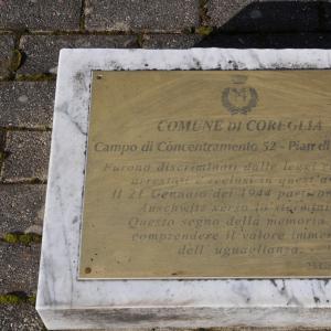 37 Il ricordo di Coreglia Ligure per i deportati ad Auschwitz del campo 52. La targa commemorativa