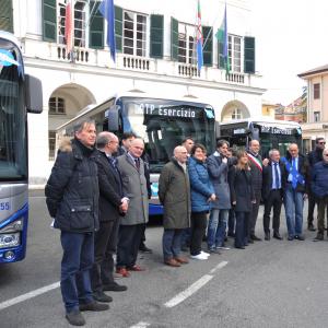Nuovi mezzi ATP: Autorità davanti ai nuovi bus per la foto di gruppo