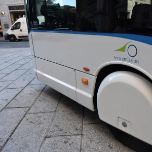 Innovazione e movimento: il nuovo bus totalmente elettrico 9