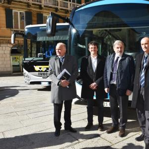 Innovazione e movimento: Le autorità davanti al bus elettrico
