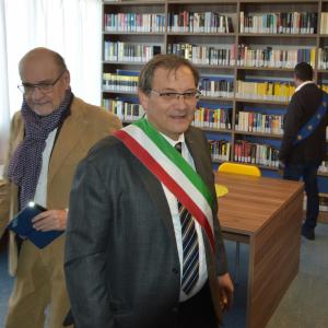 Inaugurazione biblioteca: la visita alla biblioteca, il sindaco di Avegno Franco Canevello