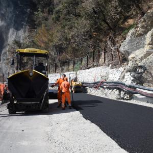 SP 227 di Portofino: ultimi interventi prima dell'inaugurazione, La posa dell asfalto 7