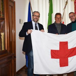 Giornata mondiale della Croce Rossa, l'emblema della organizzazione internazionale sventola su Piazzale Mazzini 3