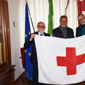 Giornata mondiale della Croce Rossa, l'emblema della organizzazione internazionale sventola su Piazzale Mazzini 4