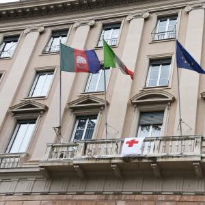 Giornata mondiale della Croce Rossa, l'emblema della organizzazione internazionale sventola su Piazzale Mazzini 7