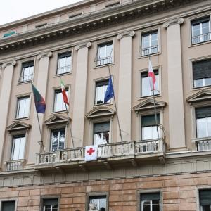 Giornata mondiale della Croce Rossa, l'emblema della organizzazione internazionale sventola su Piazzale Mazzini 8