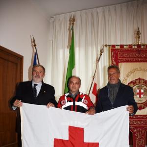 Giornata mondiale della Croce Rossa, l'emblema della organizzazione internazionale sventola su Piazzale Mazzini 2