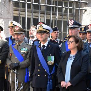Il prefetto Fiamma Spena saluta le forze armate presenti