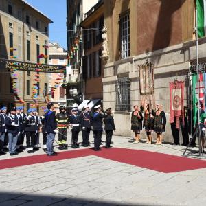 il saluto al Gonfalone della città di Genova