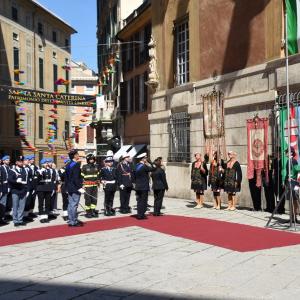 il saluto al Gonfalone della città di Genova