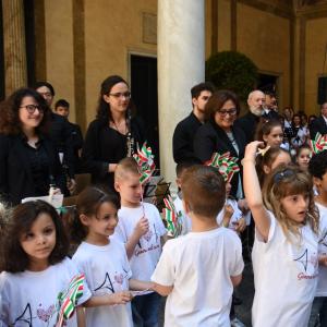 Il prefetto Fiamma Spena insieme ai bambini della scuola elementare di Campomorone