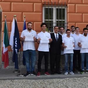 Accademia Italiana Marina Mercantile, i ragazzi mostrano con orgoglio il diploma