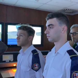 Il sindaco Marco Bucci nella sala del simulatore di navigazione