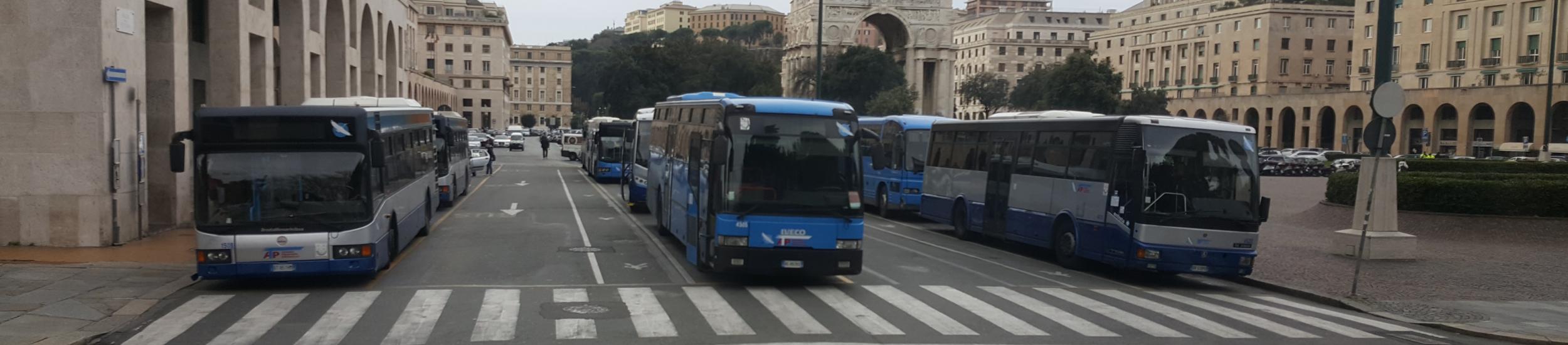 Autobus in piazza della Vittoria