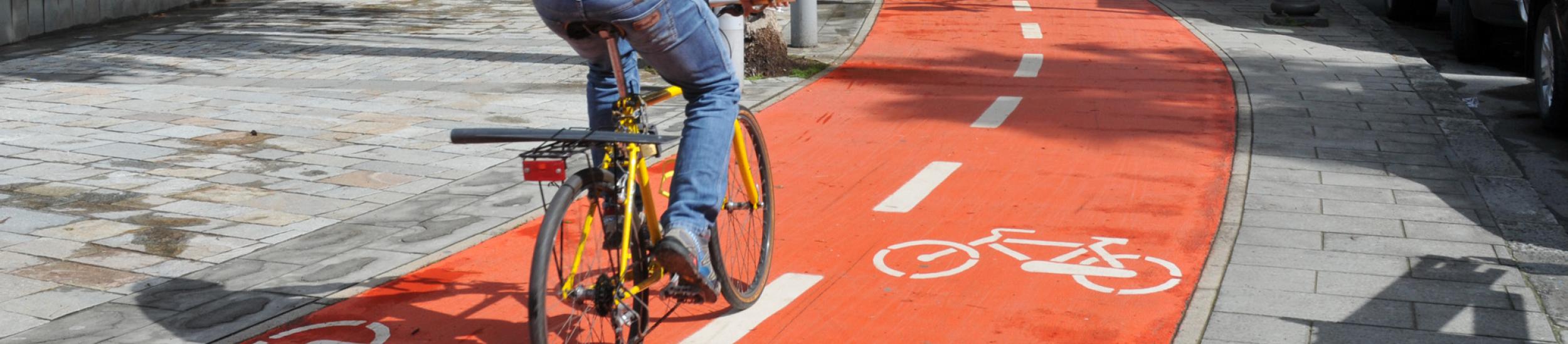 Ciclista sulla ciclabile di Sestri Levante