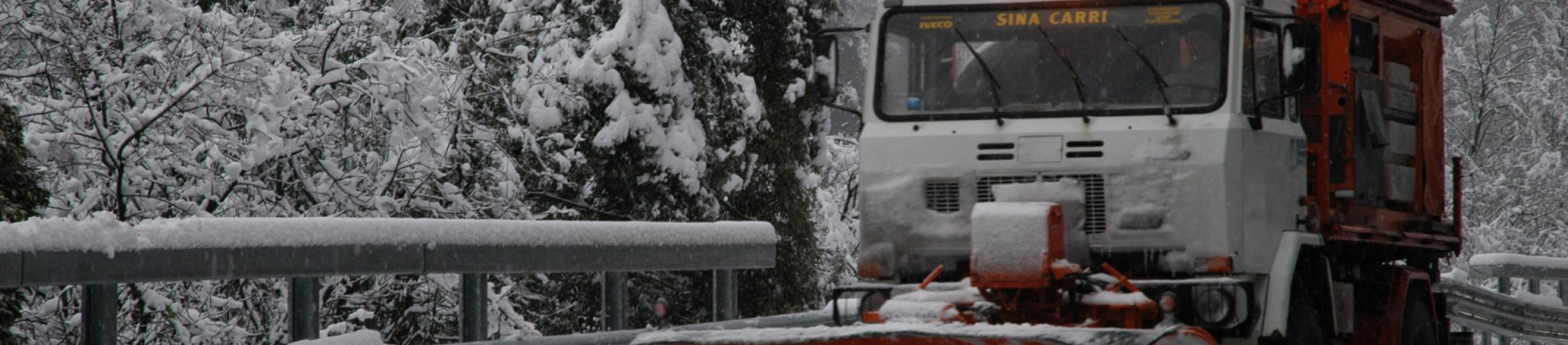 Mezzi della Città Metropolitana al lavoro per l'allerta neve.