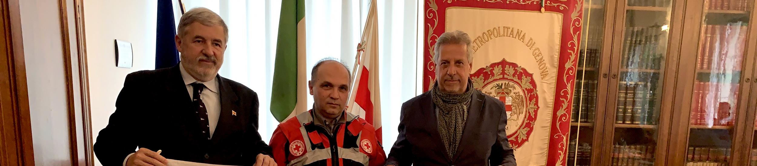 La consegna della bandiera della Croce Rossa al Sindaco Metropolitano Marco Bucci