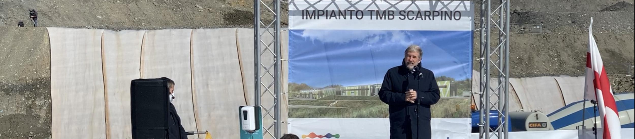 Il sindaco Marco Bucci alla cerimonia di posa della prima pietra del TMB di Scarpino