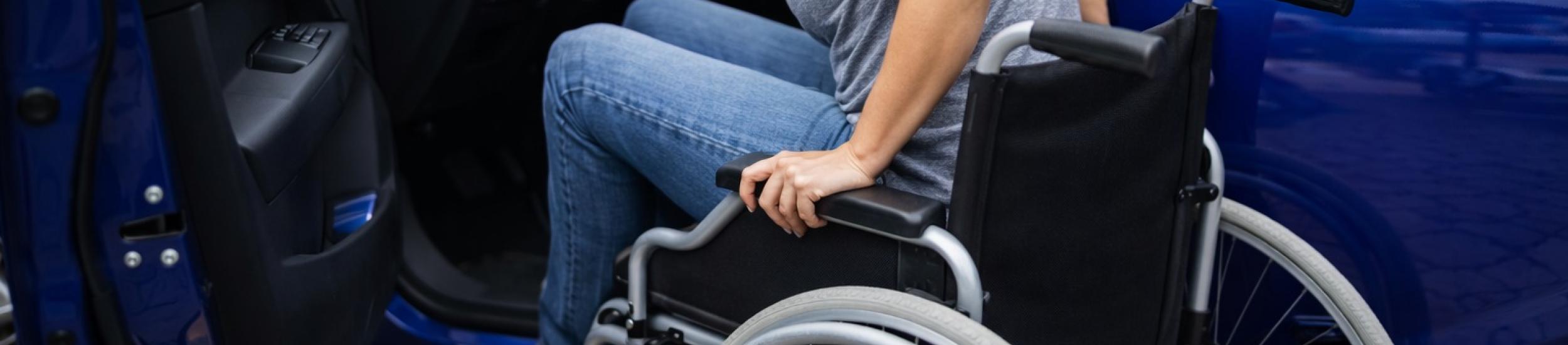 immagine, generata da AI, con una persona su sedia a rotelle che sale in automobile. immagine, generata da AI, con una persona su sedia a rotelle che sale in automobile