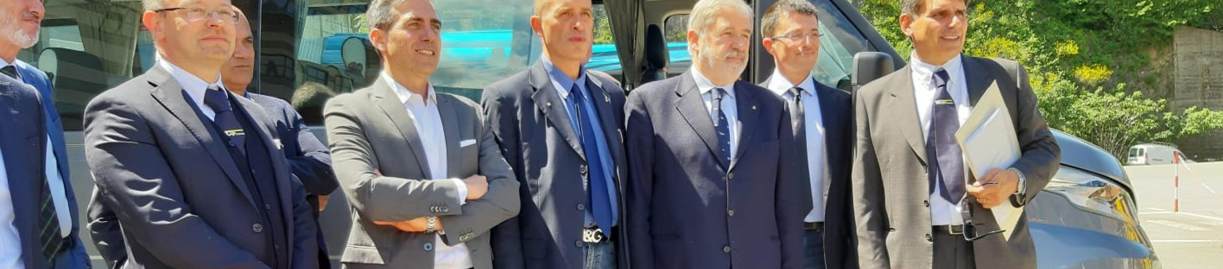 Il sindaco Bucci, il Consigliere Garbarino ed i funzionari di ATP ed Iveco Altra con un bus elettrico