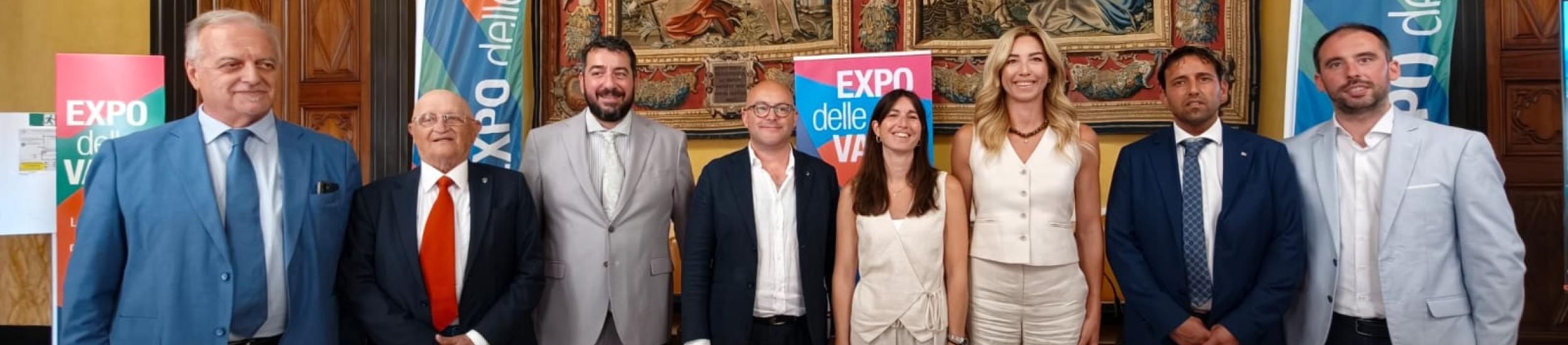 Foto di gruppo con i capofila delle 5 expo. Foto di gruppo con i capofila delle 5 expo
