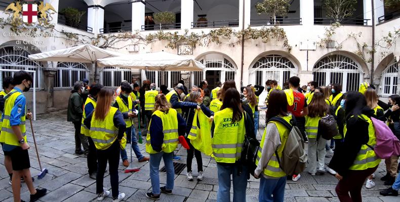 Settimana europea per la riduzione dei rifiuti, tanti cittadini e studenti del Classico Mazzini nel centro storico di Genova con Ecoattivi - Foto