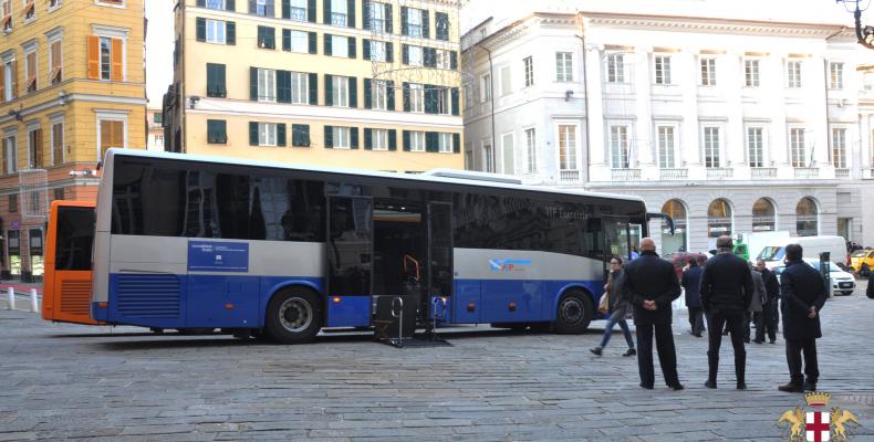 Presentati i nuovi mezzi ATP: i mezzi in Piazza Fontane Marose a Genova