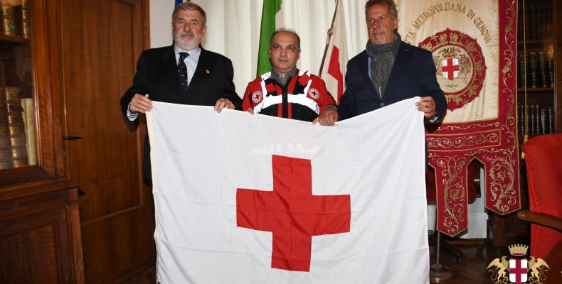 Giornata mondiale della Croce Rossa, l'emblema della organizzazione internazionale sventola su Piazzale Mazzini 1