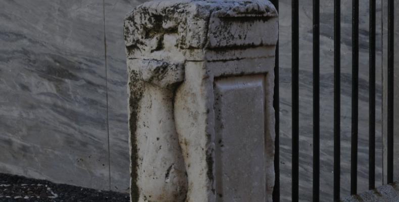 Moneglia, La chiesa di Santa Croce, particolare di colonna