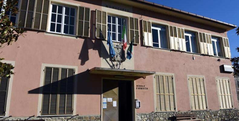 Montebruno, Municipio e scuola