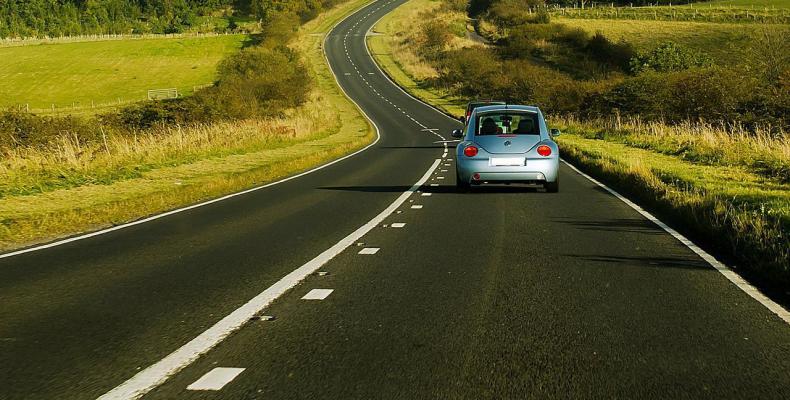 Immagine decorativa (automobile su strada di campagna)