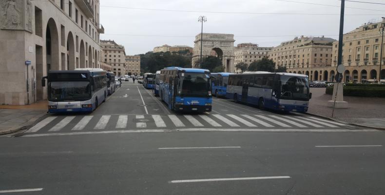 Autobus in piazza della Vittoria