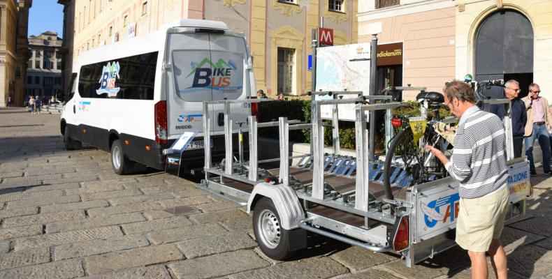 Il bike bus in piazza De Ferrari