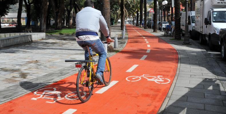 Ciclista sulla ciclabile di Sestri Levante