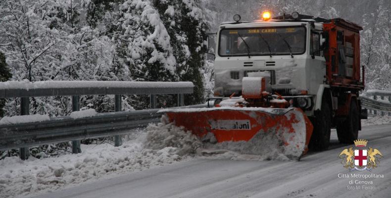 Mezzi della Città Metropolitana al lavoro per l'allerta neve.