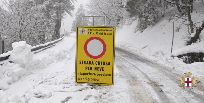 Neve su sp73. Immagine di repertorio
