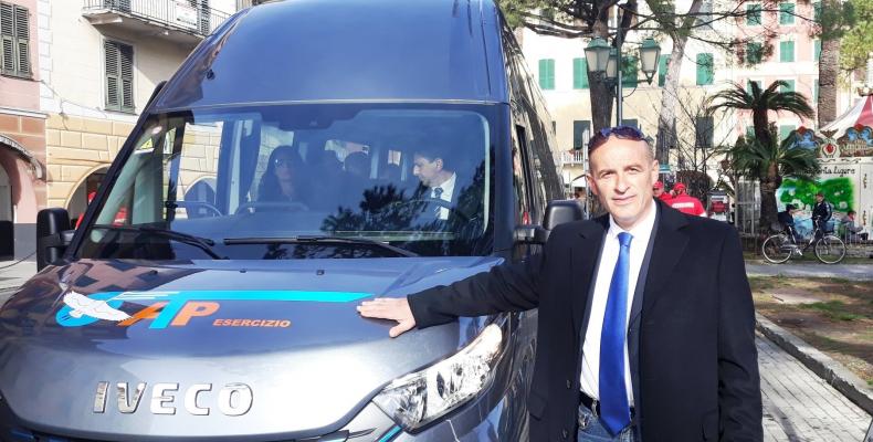 Claudio Garbarino con un bus elettrico a Santa Margherita Ligure.