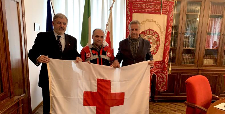 La consegna della bandiera della Croce Rossa al Sindaco Metropolitano Marco Bucci