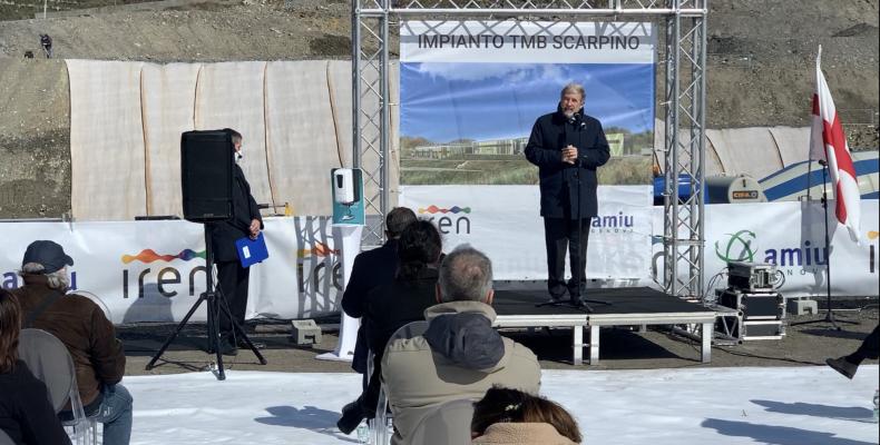 Il sindaco Marco Bucci alla cerimonia di posa della prima pietra del TMB di Scarpino